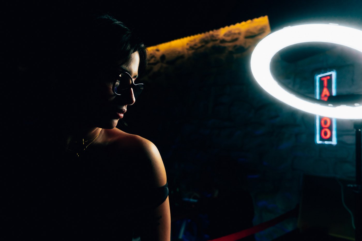Retrato ambiental durante una producción de contenido con un aro de luz