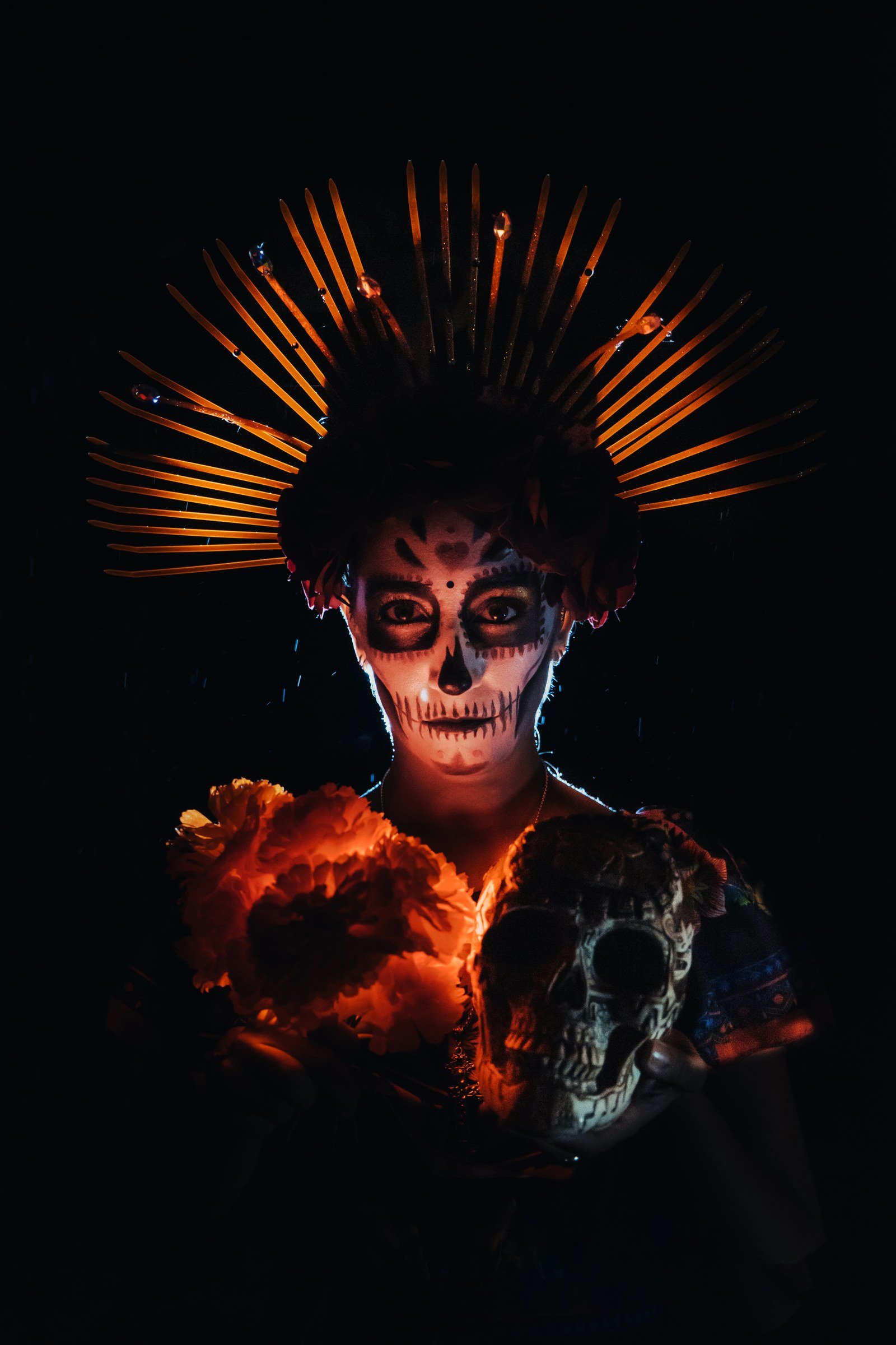 Retrato conceptual de una Catrina iluminada sobre fondo oscuro, fotografía de Charlie Alvarado